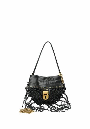 Borsa a mano in pelle nera con design a rete intrecciata, chiusura con lucchetto dorato, tracolla singola e catena decorativa dorata su sfondo bianco.