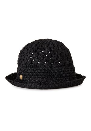 Zwarte gehaakte bucket hat met klein goudkleurig rond embleem op de rand, met een open geweven patroon en licht opgerolde rand.