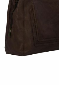 Borsa a mano in pelle marrone con superficie testurizzata, dotata di una chiusura con cerniera e di un dettaglio con tasca piatta nella parte anteriore.