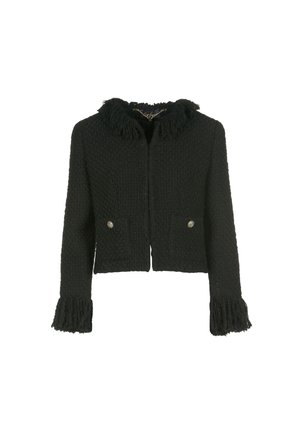 Veste noire courte en tissu texturé, avec un col et des poignets à franges, deux poches avant et des accents de boutons métalliques.