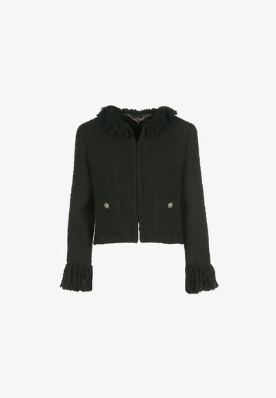 Černá zkrácená bunda vyrobená z texturované látky, s třásňovým límcem a manžetami, dvěma předními kapsami a kovovými knoflíkovými akcenty.