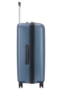 Valigia rigida blu con manico telescopico estensibile, impugnatura laterale, doppia cerniera e quattro ruote piroettanti nere su sfondo bianco.