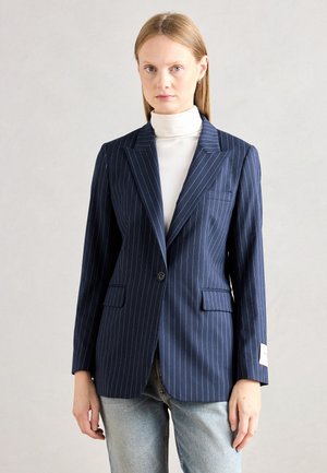 Laivasto sininen pinstriped bleiseri, jossa on räätälöity muotoilu, yksittäinen nappilukitus, kaksi etutaskua ja pehmeä kangasrakenteeltaan.