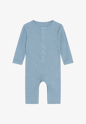 Lyseblå ribstrikket heldragt med lange ærmer, rund hals og en knaplukning ned foran. Åbninger til benene forneden.