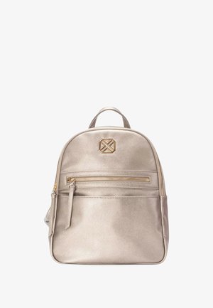 Zaino metallico oro con forma arrotondata, finitura testurizzata, tasca con zip frontale e logo in evidenza sulla parte superiore. Spallacci regolabili.