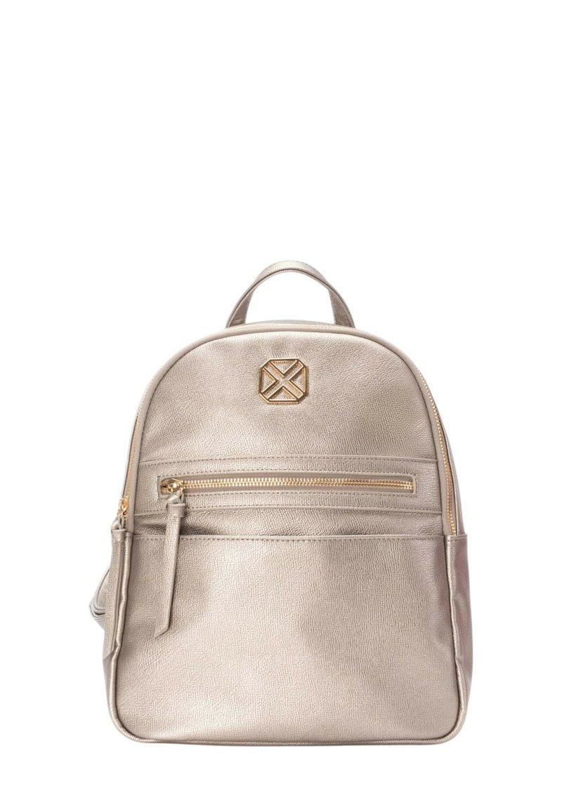 Zaino metallico oro con forma arrotondata, finitura testurizzata, tasca con zip frontale e logo in evidenza sulla parte superiore. Spallacci regolabili.