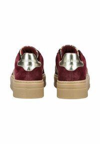 Sneakers in suede bordeaux con un accento metallico oro sul tallone e una suola in gomma beige. La vista posteriore mostra il marchio sul tallone.