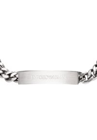 Pulsera de cadena de plata con una placa rectangular grabada con "EMPORIO ARMANI", que presenta acabados pulidos y mate.