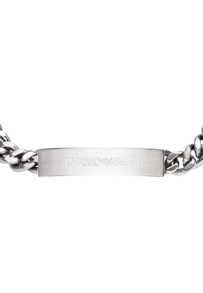 Bracelet en chaîne argentée avec une plaque rectangulaire gravée "EMPORIO ARMANI", présentant des finitions polies et mates.