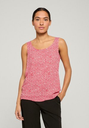 Rode mouwloze tanktop met een bloemenpatroon in het wit. Zacht materiaal, ronde halslijn, relaxte pasvorm. Gecombineerd met zwarte broek.