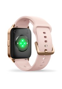 Montre intelligente avec un cadran noir carré, des capteurs verts, des accents dorés et un bracelet en silicone rose avec plusieurs trous d'ajustement.