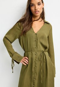 Next TIE SLEEVE BELTED MIDI - REGULAR FIT - Marškininė suknelė - khaki green