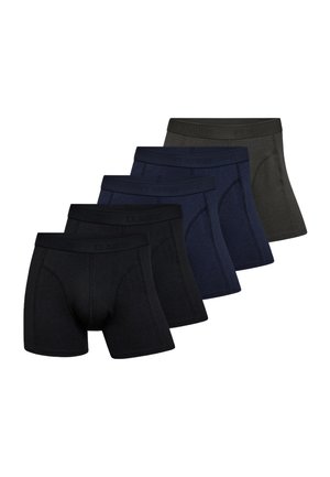 Fem par boxer shorts i forskellige nuancer af sort og marineblå, lavet af blødt stof, med en elastisk talje med mærke.