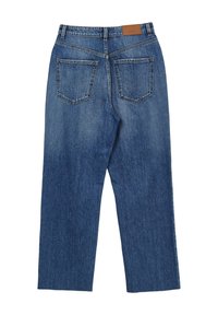 Jeans in denim blu con un design a gamba dritta, due tasche posteriori, un leggero sbiadimento e un'etichetta in pelle sulla cintura per il branding.