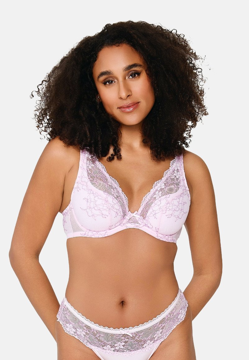 Brassiere in pizzo rosa chiaro con motivo floreale, con accenti in rete trasparente e orlo a scallop. Mutandine abbinate con dettagli simili.