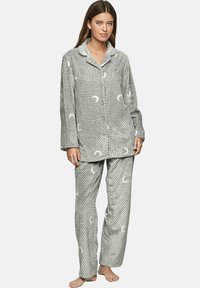 Pyjama gris avec un haut à boutons et un pantalon long, présentant un motif texturé et de petites illustrations de croissants de lune blanches sur l'ensemble.