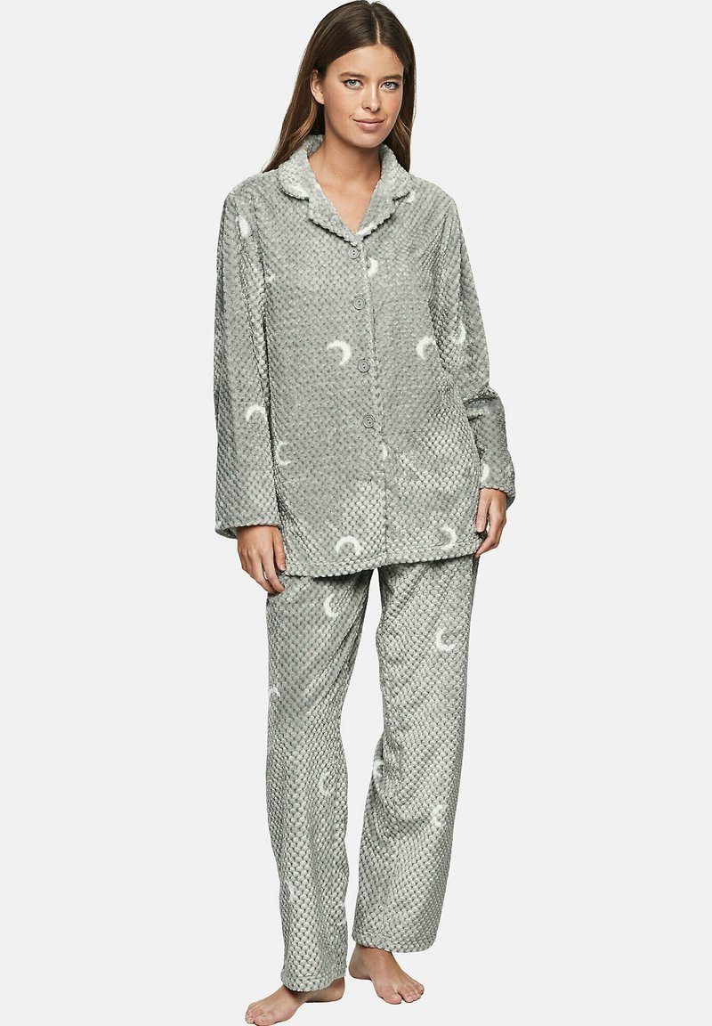 Pyjama gris avec un haut à boutons et un pantalon long, présentant un motif texturé et de petites illustrations de croissants de lune blanches sur l'ensemble.