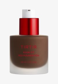 Fond de teint TIRTIR Mask Fit Rouge dans un flacon en verre brun rond avec une pompe blanche et un capuchon métallique rouge. Le texte en rouge indique les détails du produit.