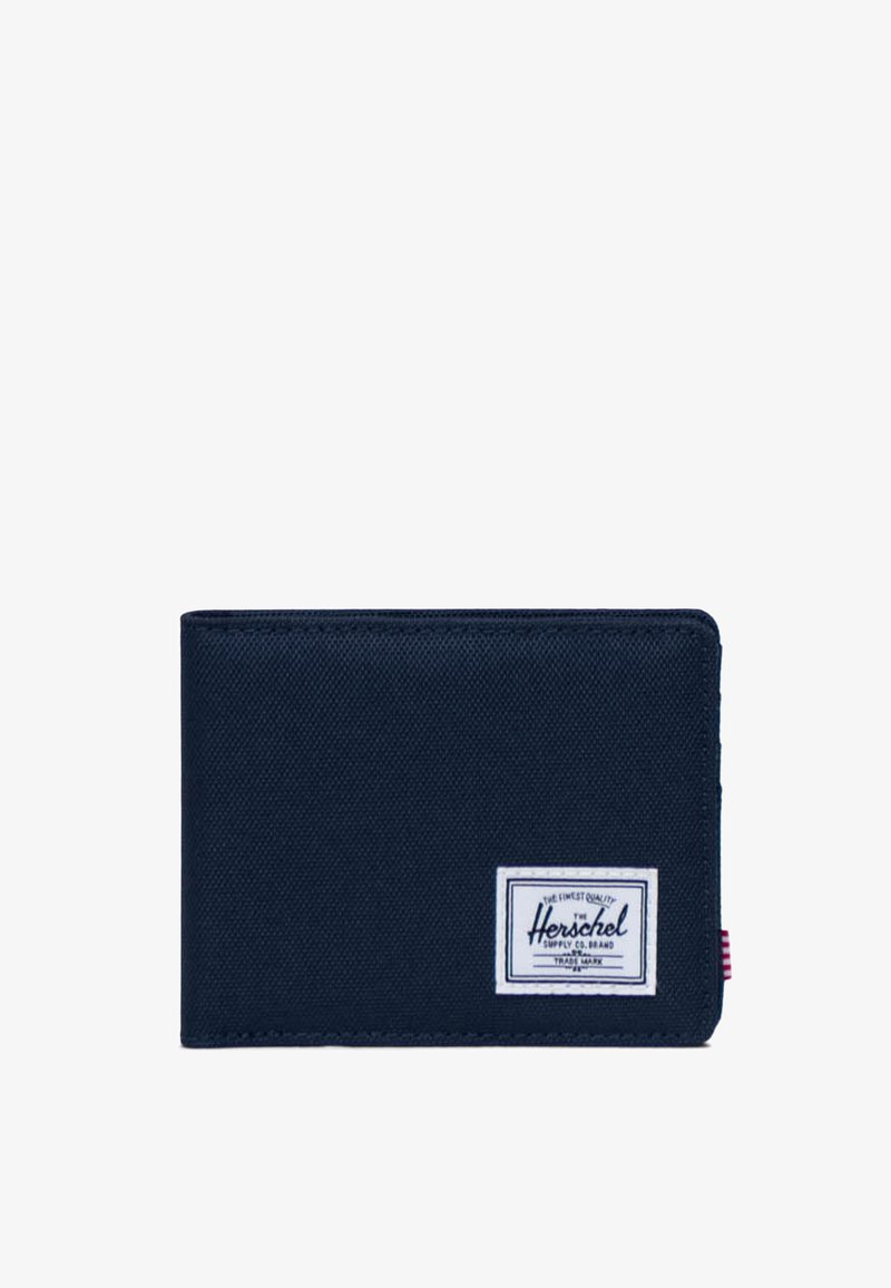 Mörkblå tygplånbok med en slät yta, med en vit etikett med mörkblå text och en liten röd och vit randig detalj på sidan.