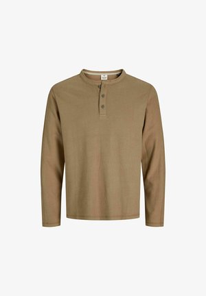 Langermet brun bomull henley-skjorte med tre knapper og rund hals på hvit bakgrunn.