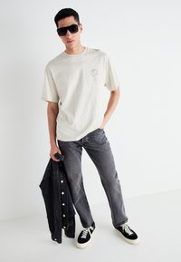 Jack & Jones JJMYSTIC TEE CREW NECK - Potiskana majica - moonbeam