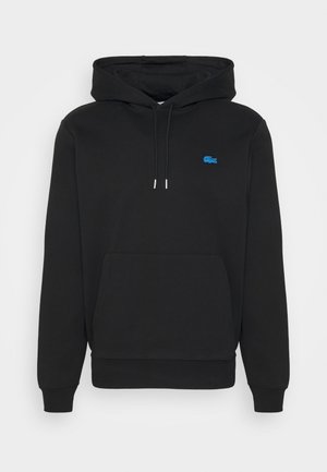 Zwarte capuchontrui met voorzak, trekkoorden en klein blauw krokodillenlogo op de linkerborst.