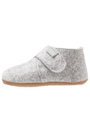 Grijze gevoerde slipper met een klittenbandsluiting, ronde neus en een gestructureerde rubberen zool. Zacht materiaal en een low-profile ontwerp voor comfort.