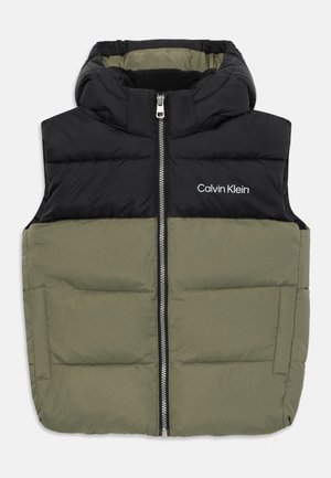 Chaleco acolchado con parte superior con capucha negra y parte inferior verde olivo. Presenta un zipper central y el logotipo de “Calvin Klein” en blanco en el pecho.