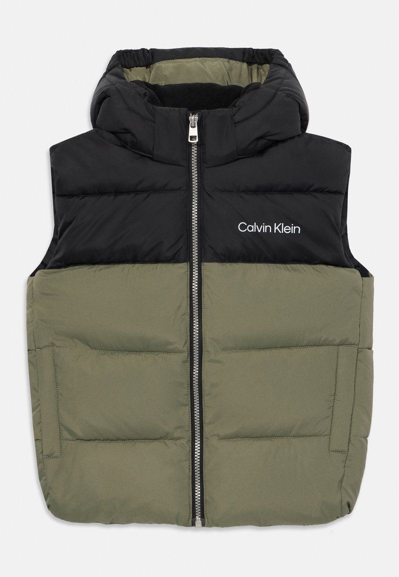 Podložena brezrokavnik s črnim kapuco in olivno zelenim spodnjim delom. Ima srednji zadrgo in belim logotipom "Calvin Klein" na prsih.
