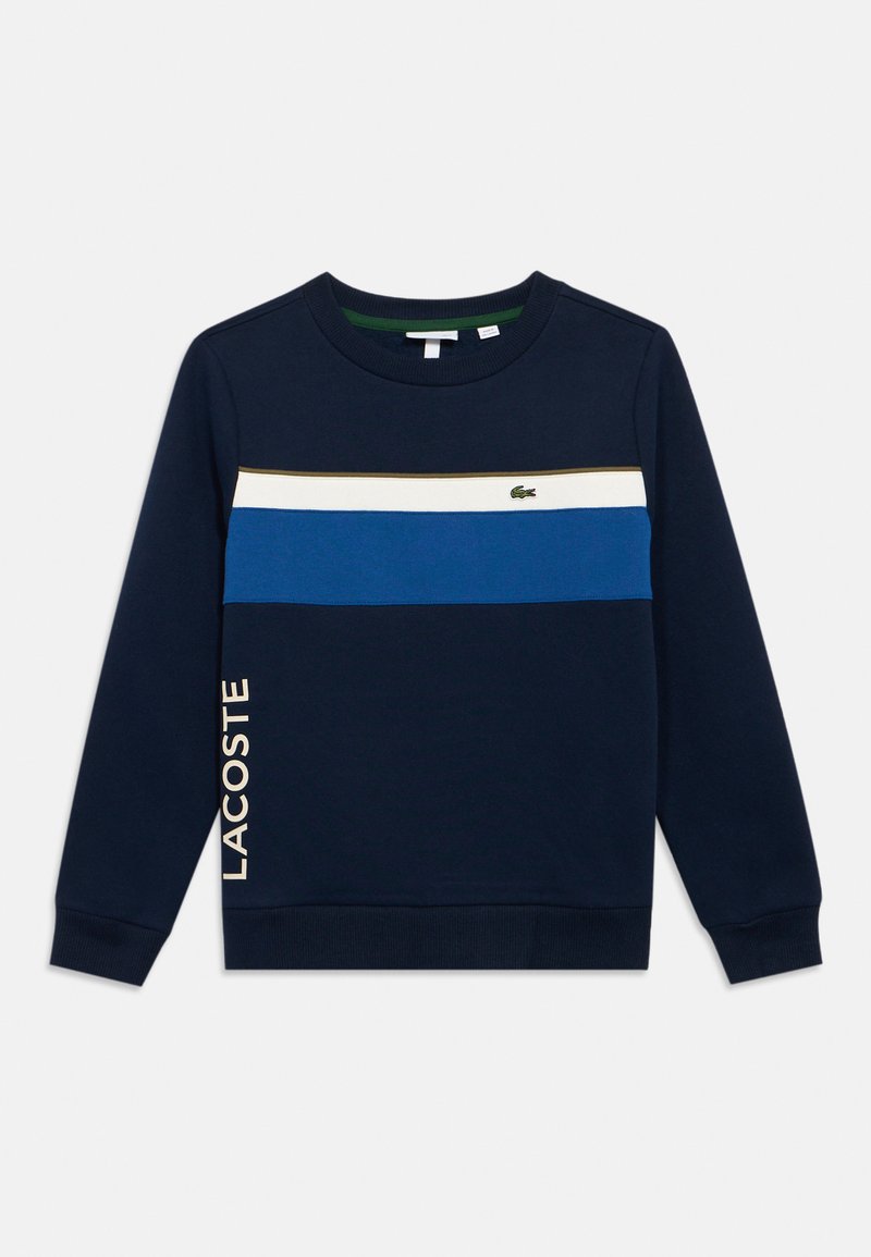 Felpa blu navy con strisce orizzontali di diverse tonalità di blu e bianco. "LACOSTE" stampato in beige chiaro sul lato.