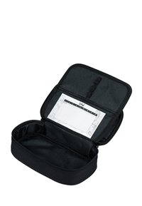 Custodia nera con zip realizzata in materiale resistente. L'interno presenta una fodera decorata, fasce elastiche e un piccolo blocco note.