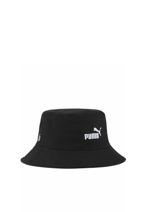 Czarny kapelusz typu bucket z szerokim rondem, z białym haftowanym logo Puma z przodu oraz małą metką Puma z boku.