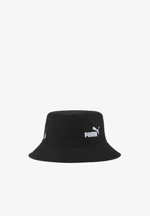 Czarny kapelusz typu bucket z szerokim rondem, z białym haftowanym logo Puma z przodu oraz małą metką Puma z boku.
