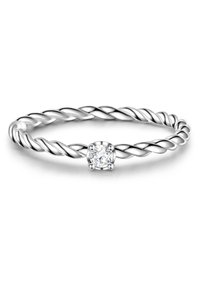 Anillo de banda retorcida de plata con una piedra preciosa clara en forma ovalada engastada en cuatro garras en el centro. Textura suave y acabado pulido.