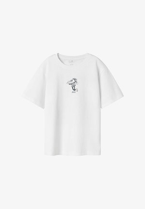 Weißes T-Shirt mit kurzen Ärmeln aus Baumwolle, das auf der Vorderseite eine Cartoon-Grafik einer Dieseltankstelle zeigt. Klassisches Rundhals-Design.