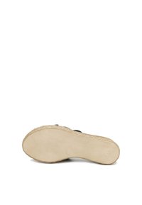 Sola nera della sandalo con una piattaforma beige texturizzata, caratterizzata da un accento in juta intrecciata lungo il bordo. Parte superiore liscia e solida con dettagli di cucitura.