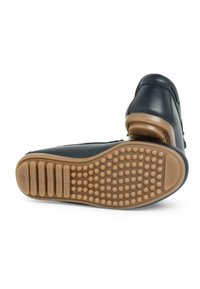 Scarpa nera in pelle con suola testurizzata, tacco in gomma e logo impresso. Presenta una finitura liscia con cuciture decorative e cerniere.