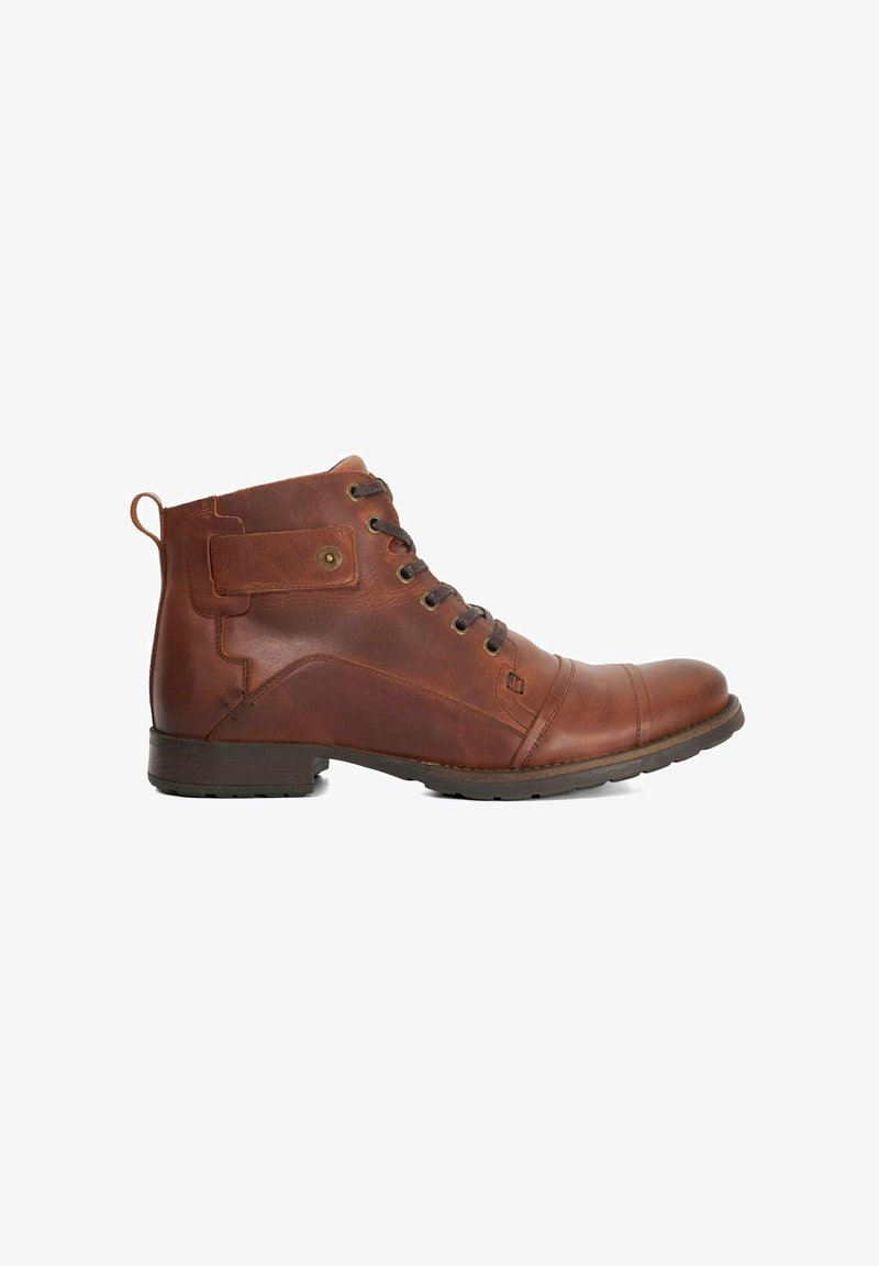 Bottines en cuir brun avec un bout arrondi, un laçage à l'avant, des accents de couture contrastés et une petite boucle à l'arrière pour un enfilage facile.