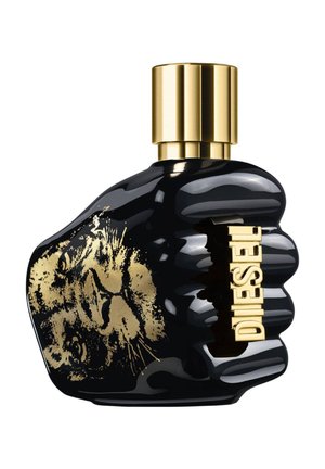 Schwarze Parfümflasche in Form einer geballten Faust mit goldener Kappe, goldfarbenem Löwengesicht auf der Vorderseite und goldfarbenem "DIESEL"-Schriftzug auf den seitlichen Knöcheln.
