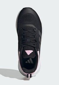 Schwarzer Sportschuh mit Mesh-Obermaterial, pinken Akzenten am Kragen und der Marke, strukturiertem Sohlen und schwarzen Schnürsenkeln.