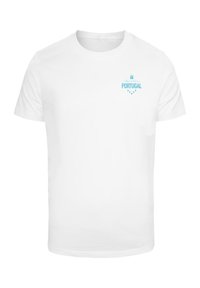Balta kokvilnas T-kreklu ar gaiši zilu grafiku, uz kuras ir vārds "PORTUGAL" un dekoratīvi elementi augšējā kreisajā stūrī.