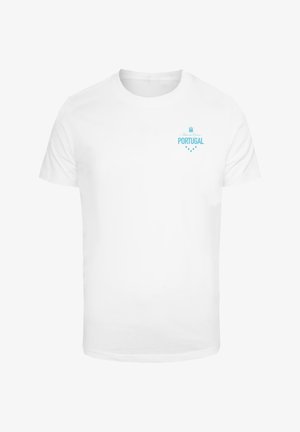 Fehér pamut póló, világoskék grafikával, rajta a "PORTUGAL" szóval és díszítő elemekkel a bal felső sarokban.