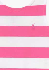 Canotta di cotone con righe orizzontali rosa e bianche. Presenta un piccolo logo ricamato sul lato sinistro del petto.