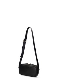 Borsa a tracolla nera in pelle con forma rettangolare, dotata di chiusura con zip, una tracolla sottile e regolabile, e texture liscia.