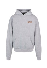Grå hættetrøje i blødt materiale, med en frontlomme, ribbede manchetter og en hætte med snøre. "migonzales" logo i brunt på brystet.