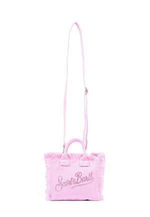 Kleine roze geweven tas met franjes langs de randen, korte handvatten, lange verstelbare schouderriem en de tekst "Saint Barth" op de voorkant.
