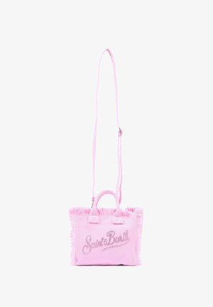Petit sac cabas tissé rose avec bords frangés, poignées courtes, longue bandoulière réglable et texte « Saint Barth » à l'avant.