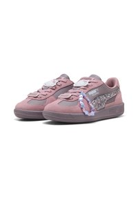 Sneaker in suede rosa con un pannello laterale grigio strutturato, decorato con motivi floreali, un charm decorativo e chiusura con lacci.