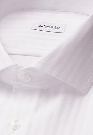 Weißes Hemd mit feinen vertikalen Streifen, Knopfkragen und sichtbarem "seidensticker"-Markenetikett im Kragen.