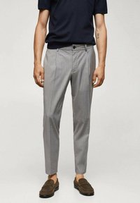 Pantaloni grigio chiaro a righe sottili realizzati in tessuto intrecciato, con vestibilità sartoriale, passanti per cintura e chiusura con bottone. Adatti per un abbigliamento casual.